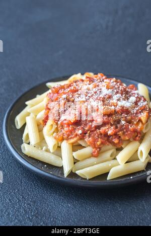 Partie de penne avec sauce arrabbiata Banque D'Images