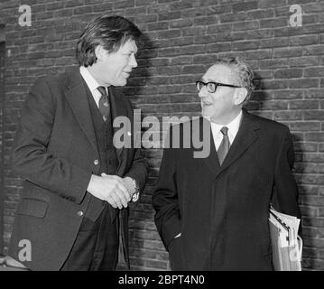 Le diplomate américain et négociateur de paix Henry Kissinger arrivé à Londres a rencontré l'ancien ambassadeur britannique aux États-Unis Peter Jay à l'aéroport de Londres en novembre 1986. Banque D'Images