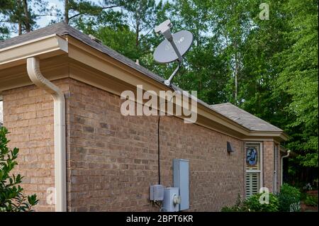 Télévision à plat, télévision, antenne satellite sur le toit de la maison aux États-Unis. Banque D'Images