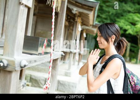 Femme souhaitant en japonais temple Banque D'Images