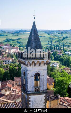 L'église historique avec un beau clocher vue du dessus avec un horizon de la sphère terrestre dans l'arrière-plan Banque D'Images