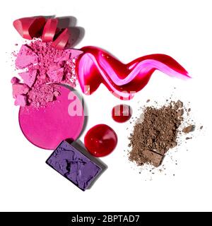 Concept créatif photo de nuances de rouge à lèvres cosmétique produits de beauté brillant à lèvres fard à paupières carrés et ronds sur fond blanc. Banque D'Images