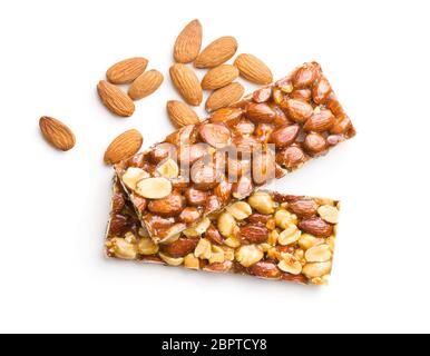 Écrou sucré avec miel et amandes barres isolé sur fond blanc. Banque D'Images
