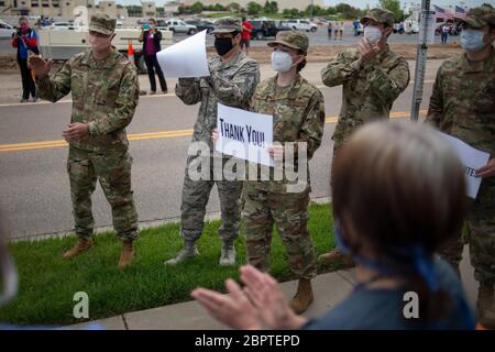 Manhattan, Kansas, États-Unis. 19 mai 2020. De gauche à droite, le sergent-chef principal WALLY BRANNEN, DAVID SALINAS et TAYLOR STEVENS, tiennent des panneaux pour remercier les travailleurs de la santé locaux à l'extérieur de l'Ascension via Christi Hospital, mardi. La 190ème Escadre de ravitaillement en vol de la garde nationale aérienne du Kansas a survolé Manhattan, Kansas, à 13:13 pour saluer les travailleurs de la santé, les premiers intervenants et les autres travailleurs de première ligne dans la lutte contre le COVID-19. L'opération Kansas Strong a débuté à Emporia, au Kansas, et a survolé Manhattan, Lawrence et Topeka, au Kansas. Crédit: Luke Townsend/ZUMA Wire/Alay Live News Banque D'Images