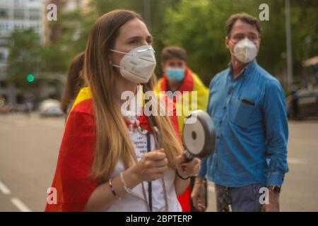 Madrid, Espagne.19 mai 2020. Plusieurs centaines de personnes ont coupé le Paseo de la Habana central de Madrid pour tenir une casserole contre le gouvernement Pedro Sánchez. Beaucoup de manifestants portaient des masques et même des gants, mais étant donné la foule, il était impossible de respecter la distance sociale recommandée par le Ministère de la santé pour éviter la propagation de la pandémie. Alberto Sibaja Ramírez/Alay Live News Banque D'Images