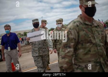 Manhattan, Kansas, États-Unis. 19 mai 2020. DAVID SALINAS, marche à côté du Président de l'Ascension via Christi, BOB COPPLE, à gauche, mardi, avec un panneau qui indique #opération Kansas Strong. La 190ème Escadre de ravitaillement en vol de la garde nationale aérienne du Kansas a survolé Manhattan, Kansas, à 13:13 pour saluer les travailleurs de la santé, les premiers intervenants et les autres travailleurs de première ligne dans la lutte contre le COVID-19. L'opération Kansas Strong a débuté à Emporia, au Kansas, et a survolé Manhattan, Lawrence et Topeka, au Kansas. Crédit: Luke Townsend/ZUMA Wire/Alay Live News Banque D'Images