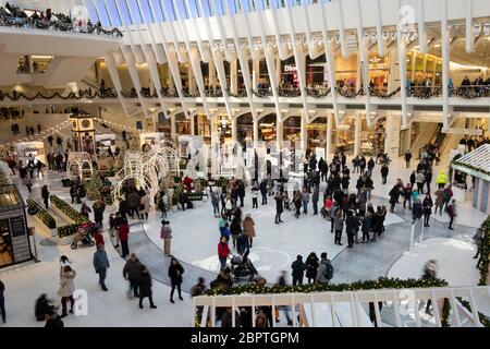 Des foules magasinent dans le centre commercial Westfield World Trade Center du complexe World Trade Center de Manhattan pendant Noël, New York, États-Unis Banque D'Images
