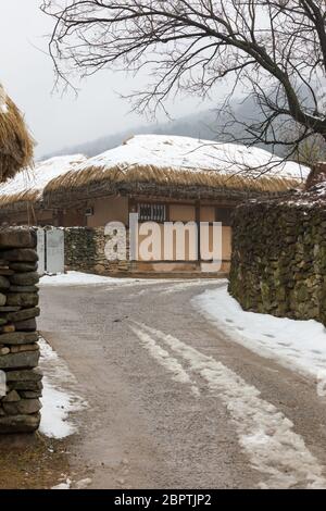 Hiver en Corée, paysage de village traditionnel enneigé, village folklorique Oeam. Banque D'Images