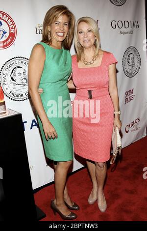 New York, NY, États-Unis. 16 mai 2012. Hoda Kotb, Kathie Lee Gifford au Friars Club Salute à Betty White au Sheraton New York Hotel & Towers. Crédit : Steve Mack/Alay Banque D'Images