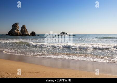Paysage côtier de rochers et de vagues. Gangwon-do de la mer de l'est, Corée Banque D'Images