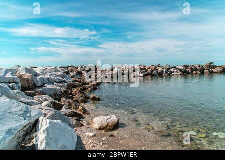 Marina di Pisa, rocher sur la côte à midi Banque D'Images