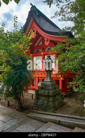 KYOTO, JAPON - 17 OCTOBRE 2019 : petit sanctuaire de Jiju pour les dieux de l'amour et des relations (en-musubi) sur le territoire du sanctuaire de Kitano Tenmangu. Banque D'Images