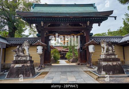 KYOTO, JAPON - 17 OCTOBRE 2019 : porte Kita-mon du sanctuaire Shinto de Kitano Tenmangu dédié à un universitaire et homme politique Sugawara Michizane (Tenjin). KY Banque D'Images