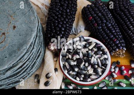 tortillas azules, maïs bleu, cuisine mexicaine traditionnelle au mexique Banque D'Images