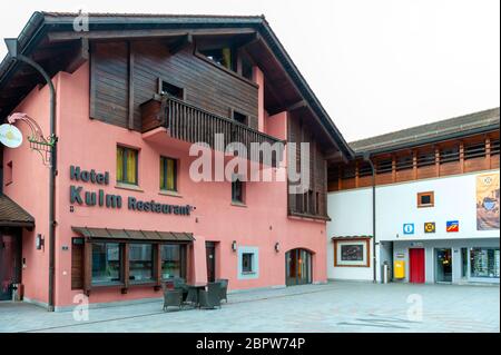 Extérieur du bâtiment de l'hôtel et restaurant Kulm situé sur une colline dans le centre-ville de la municipalité de Triesenberg au Liechtenstein Banque D'Images