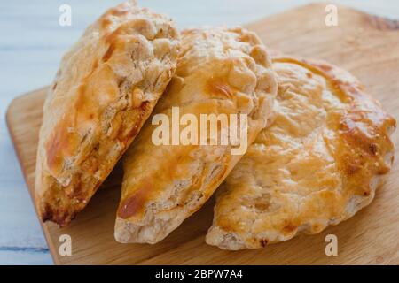 Pâtisserie empanadas fourrée de crevettes cuites ou frites au mexique, cuisine mexicaine Banque D'Images