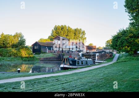 Le bateau à rames de Hatton se ferme sur le canal de Grand Union en plein soleil du printemps tôt le matin. Hatton, Warwickshire, Angleterre Banque D'Images