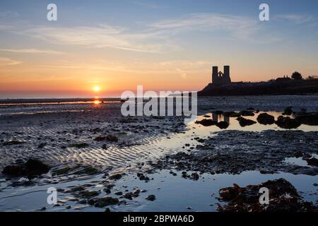 Reculver, Kent, Royaume-Uni. 20th mai 2020 : météo au Royaume-Uni. Lever du soleil à Reculver Towers alors que la marée recule sur ce qui est prévu pour être l'un des jours les plus chauds de l'année jusqu'à présent. Banque D'Images