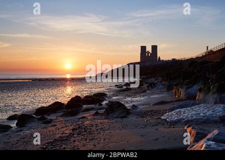 Reculver, Kent, Royaume-Uni. 20 mai 2020 : météo Royaume-Uni. Lever du soleil à Reculver Towers alors que la marée recule sur ce qui est prévu pour être l'un des jours les plus chauds de l'année jusqu'à présent. Crédit : Alan Payton/Alay Live News Banque D'Images