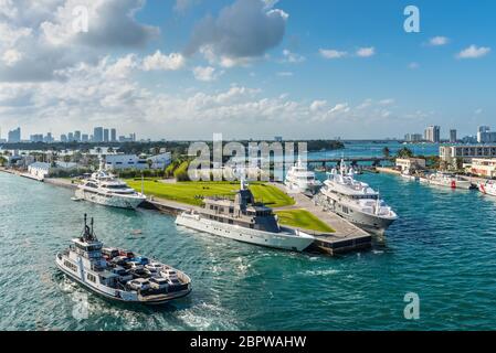 Miami, FL, États-Unis - 28 avril 2019 : yachts de luxe amarrés à Biscayne Bay, Miami, Floride, États-Unis d'Amérique. Ferry de Fisher Island dans Banque D'Images