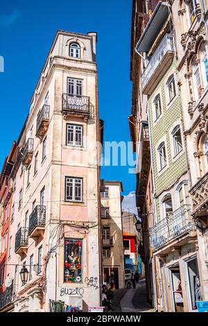 Une rue étroite à Coimbra, Portugal Banque D'Images