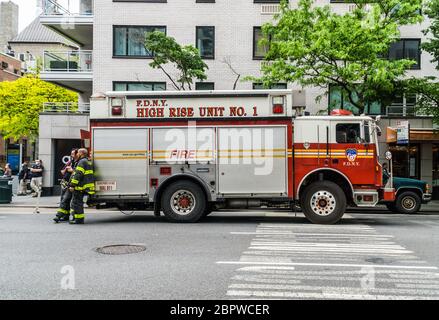 Le service des incendies de New York réagit à un incendie dans la tour de refroidissement au 200 East 66th Street à Manhattan. Banque D'Images