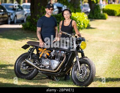 Fondateurs du club de moto Bike Shed Dutch et Vikki van Someren, à Brant Park, dans le nord-ouest de Londres. Un groupe de bénévoles formé de travailleurs du NHS, de la communauté de Biker et des vétérans de l'Armée ont créé le premier système de prêt gratuit London Wide 24/7, délivrant des oxymètres, des sondes de saturation en oxygène vital, en deux heures à tous les patients atteints d'un coronavirus qui en ont besoin. Le groupe bénévole formé de travailleurs du NHS, de la communauté de Biker et des vétérans de l'Armée ont créé le premier système de prêt gratuit London Wide 24/7, délivrant des oxymètres, des sondes de saturation en oxygène vital, en deux heures à tous les patients coronavirus qui Banque D'Images