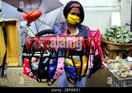 Antipolo City, Philippines - 16 mai 2020: Vente de rue masque lavable comme protection pendant l'épidémie de virus Covid 19. Banque D'Images