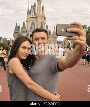 (Nov 26, 2010): L'acteur Brian Austin Green (à droite) et son épouse, l'actrice/modèle Megan Fox (à gauche), prennent une photo souvenir 26 novembre 2010 dans le Royaume magique de Lake Buena Vista, Fla Green ('Beverly Hills, 90210', 'Desperate Housewives') et Fox ('Transformers,' 'Transformers: Revenge of the Fallen ») ont été mariés en juin 2010 à Hawaï. Personnes: Megan Fox Brian Austin Green crédit: Storms Media Group/Alay Live News Banque D'Images