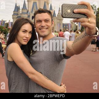 (Nov 26, 2010): L'acteur Brian Austin Green (à droite) et son épouse, l'actrice/modèle Megan Fox (à gauche), prennent une photo souvenir 26 novembre 2010 dans le Royaume magique de Lake Buena Vista, Fla Green ('Beverly Hills, 90210', 'Desperate Housewives') et Fox ('Transformers,' 'Transformers: Revenge of the Fallen ») ont été mariés en juin 2010 à Hawaï. Personnes: Megan Fox Brian Austin Green crédit: Storms Media Group/Alay Live News Banque D'Images