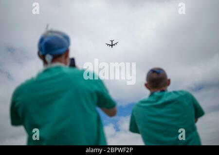 Manhattan, Kansas, États-Unis. 19 mai 2020. Les travailleurs de la santé de l'Ascension via Christi Hospical observent le survol de l'opération Kansas Strong qui a survolé via Christi mardi. La 190ème Escadre de ravitaillement en vol de la garde nationale aérienne du Kansas a survolé Manhattan, Kansas, à 13:13 pour saluer les travailleurs de la santé, les premiers intervenants et les autres travailleurs de première ligne dans la lutte contre le COVID-19. L'opération Kansas Strong a débuté à Emporia, au Kansas, et a survolé Manhattan, Lawrence et Topeka, au Kansas. Crédit: Luke Townsend/ZUMA Wire/Alay Live News Banque D'Images