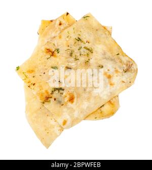 Cuisine indienne - morceaux de naan à l'ail (pain plat garlicky) isolés sur fond blanc Banque D'Images