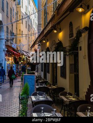 Nice, France, janvier 2020 – UNE brasserie typique (restaurant français) dans une rue piétonne de la vieille ville de Nice Banque D'Images