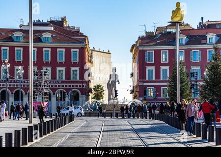 La fontaine du Soleil sur la place Massena par une journée ensoleillée. Nice, France, janvier 2020 Banque D'Images