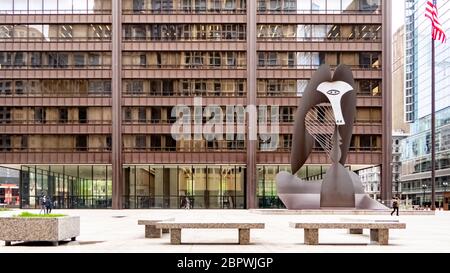 Vue sur Picasso de Chicago, une sculpture monumentale sans titre de Pablo Picasso sur Daley Plaza. Banque D'Images