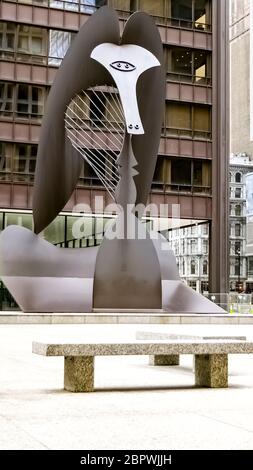 Vue sur Picasso de Chicago, une sculpture monumentale sans titre de Pablo Picasso sur Daley Plaza. Banque D'Images