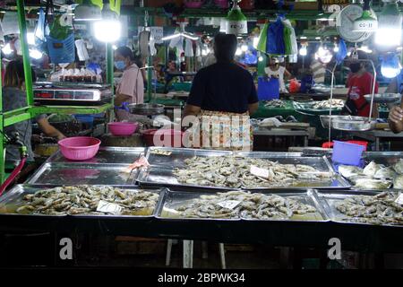 Antipolo City, Philippines - 16 mai 2020 : assortiment de fruits de mer frais vendus dans un stand à l'intérieur d'un marché public. Banque D'Images