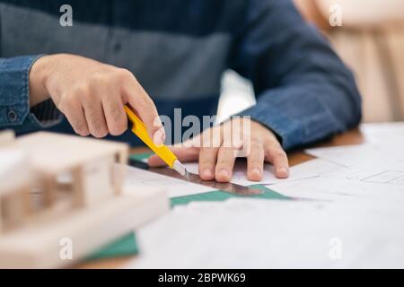 Un architecte et de travail documents coupe in office Banque D'Images