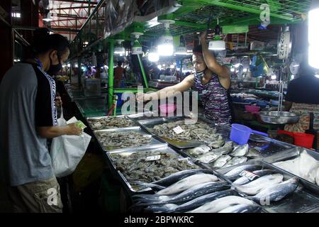 Antipolo City, Philippines - 16 mai 2020 : assortiment de fruits de mer frais vendus dans un stand à l'intérieur d'un marché public. Banque D'Images