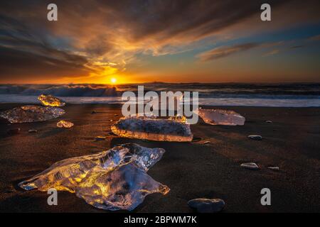 Plage de diamants, sud de l'Islande - 27 février 2019 : lever du soleil à la plage de diamants, près du glacier de Jokulsarlon Banque D'Images