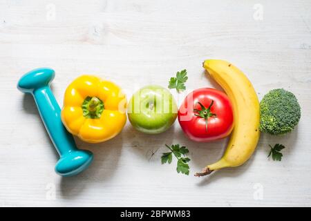 Concept de régime alimentaire et de sport sain avec fruits et légumes Banque D'Images