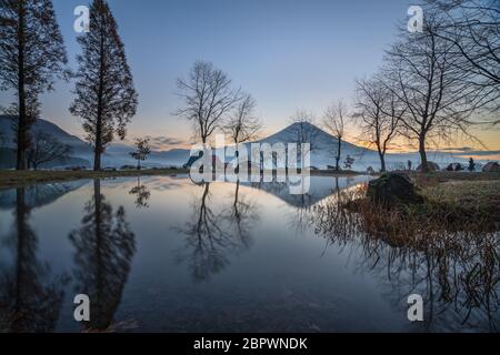 Pris en novembre, une matinée très froide, au lever du soleil, depuis le camp de Fumotopara Fuji, au Japon. Banque D'Images