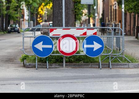 Panneaux de signalisation. Déviation sur l'itinéraire, signalisation d'un obstacle et flèches de déviation pour l'éviter. Flèche droite et gauche le long de la route. Banque D'Images