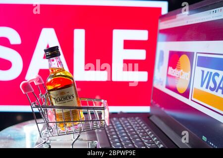 Jaipur, Inde, Circa 2020 - UNE bouteille de whisky de scotch mélangé à la crème de haute terre d'enseignants dans un panier rose devant un symbole de tableau lumineux Banque D'Images