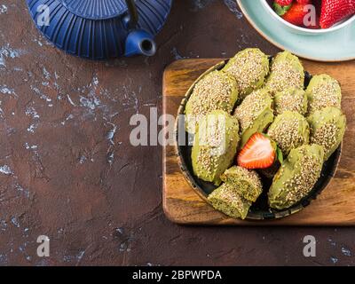 Biscuits matcha madeleine avec glaçage au chocolat Banque D'Images