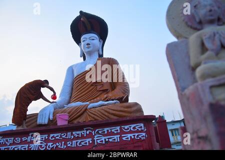 AGARTALA, TRIPURA, INDE, 04-05-2020 : UN bouddhiste consacre une statue propre de Bouddha à la veille de Vesak , pendant un confinement national imposé par le gouvernement comme mesure préventive contre le COVID-19, à Agartala , la capitale de l'état de Tripura, dans le nord-est de l'Inde. Vesak , également connu sous le nom de Bouddha Jayanti, Bouddha Purnima et Bouddha jour, est une fête traditionnellement observée par les bouddhistes et quelques hindous sur différents jours en Inde.PHOTO PAR-ABHISEK SAHA Banque D'Images