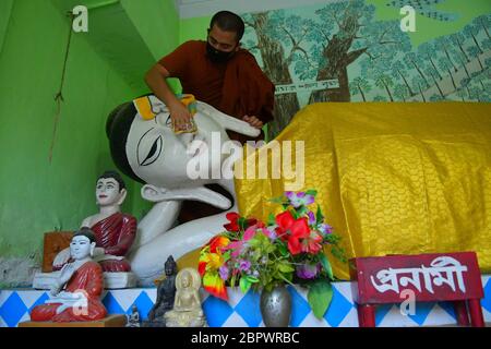 AGARTALA, TRIPURA, INDE, 04-05-2020 : UN bouddhiste consacre une statue propre de Bouddha à la veille de Vesak , pendant un confinement national imposé par le gouvernement comme mesure préventive contre le COVID-19, à Agartala , la capitale de l'état de Tripura, dans le nord-est de l'Inde. Vesak , également connu sous le nom de Bouddha Jayanti, Bouddha Purnima et Bouddha jour, est une fête traditionnellement observée par les bouddhistes et quelques hindous sur différents jours en Inde.PHOTO PAR-ABHISEK SAHA Banque D'Images