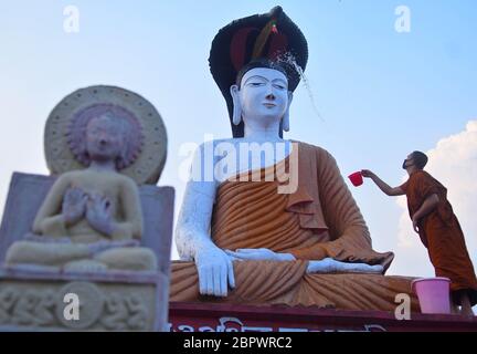 AGARTALA, TRIPURA, INDE, 04-05-2020 : UN bouddhiste consacre une statue propre de Bouddha à la veille de Vesak , pendant un confinement national imposé par le gouvernement comme mesure préventive contre le COVID-19, à Agartala , la capitale de l'état de Tripura, dans le nord-est de l'Inde. Vesak , également connu sous le nom de Bouddha Jayanti, Bouddha Purnima et Bouddha jour, est une fête traditionnellement observée par les bouddhistes et quelques hindous sur différents jours en Inde.PHOTO PAR-ABHISEK SAHA Banque D'Images