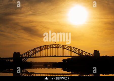 Coucher de soleil sur le célèbre Harbour Bridge. Banque D'Images