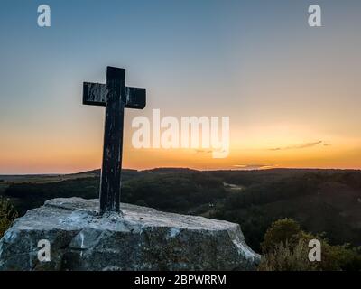 Immense bois orthodoxe huit pointes croix contre le ciel après l'aube sur le Mont Athos Banque D'Images